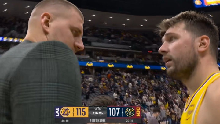 开云体育-大小胖聊啥呢？赛后约基奇径直走向东契奇！两人拥抱完后攀谈几句